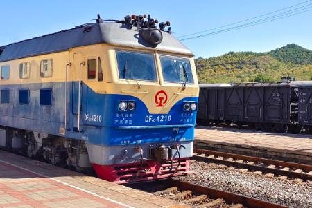 東風4b型內燃機車垂向力傳遞路徑及機制解析