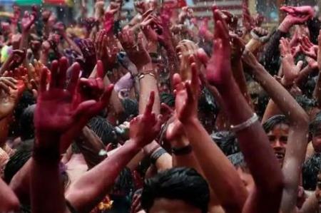 外國博主勇闖印度潑糞節(jié)落荒而逃 潑糞節(jié)是哪個國家的風(fēng)俗 2 